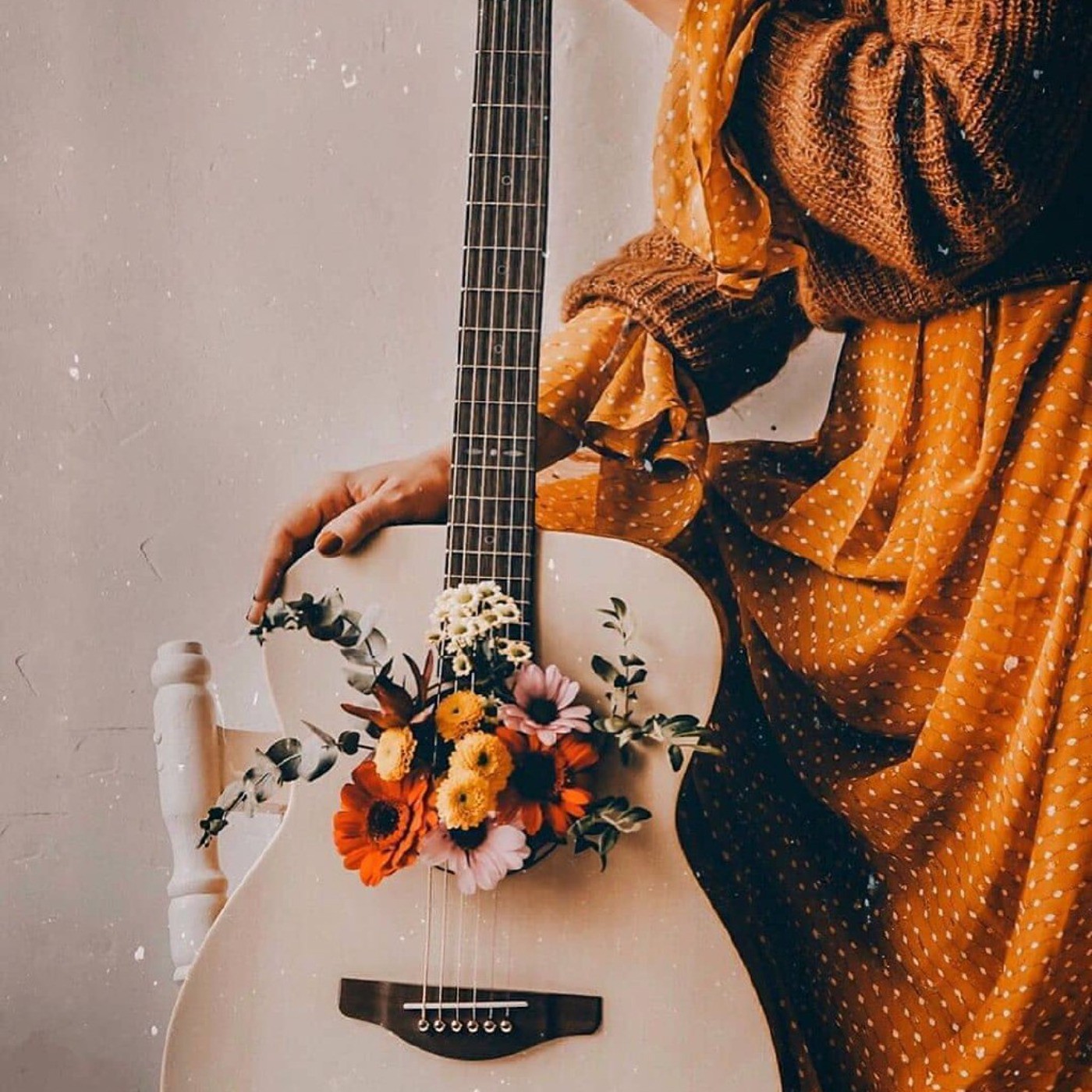پروفایل دخترونه گیتار با دیزاین گل خوشگل