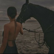 پروفایل دخترانه با اسب گنگ تنهایی