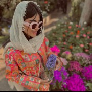ژست عکاسی دخترانه در باغ گلها خاص