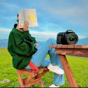 استوری ژست عکاسی دخترانه با کتاب در طبیعت