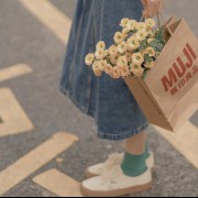 پروفایل دخترانه قدم زدن در خیابون همراه گل