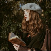 عکس دخترونه کلاسیک با کتاب موی حنایی