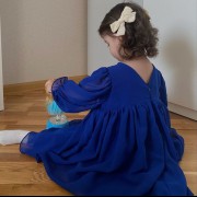 عکس دختربچه کیوت تم آبی خوشگل در حال بازی