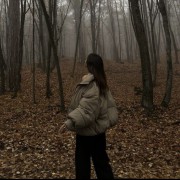 پروفایل دخترانه از پشت سر در جنگل
