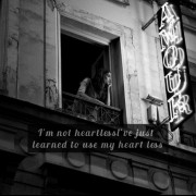 من بی‌عاطفه نیستم فقط یاد گرفتم کمتر از قلبم استفاده کنم! 