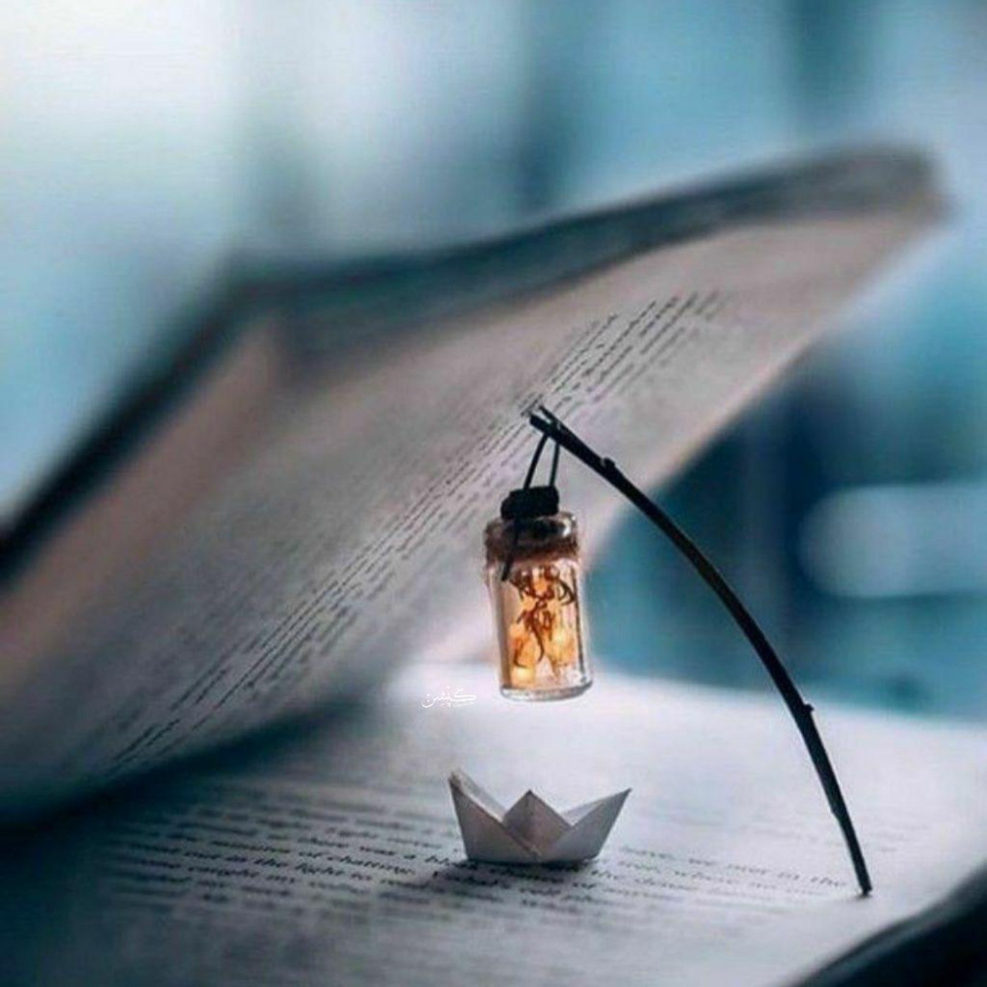 پست هنری زیبا در مورد کتاب و چراغ