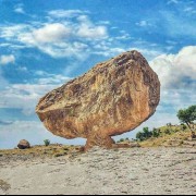 سنگ ۱۵۰ ساله همین جوری در روستای گرز لنگر 